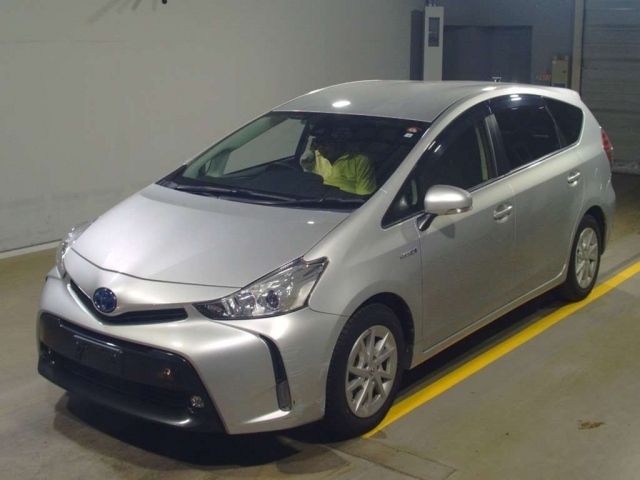 424 Toyota Prius alpha ZVW40W 2018 г. (TAA Yokohama)